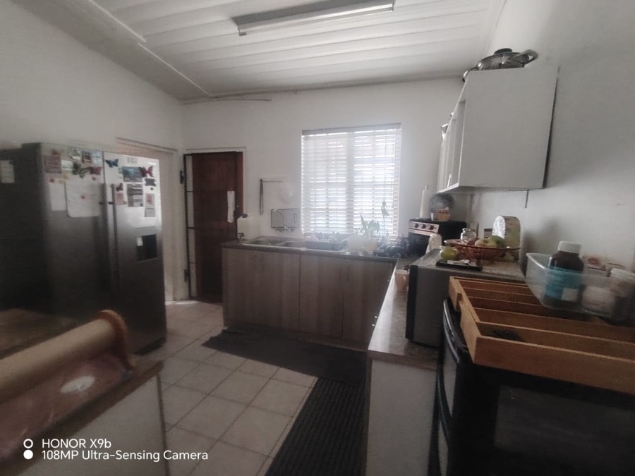 5 Bedroom Property for Sale in Wynberg Upper Western Cape
